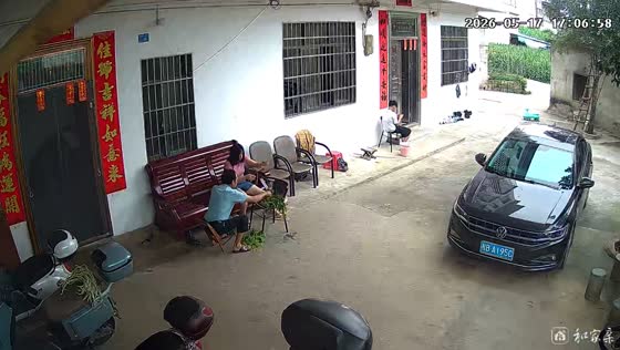 People rush away from house as earthquake shakes Guangxi, China