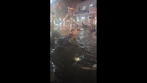Massive street flooding after heavy rain in Shanxi, China