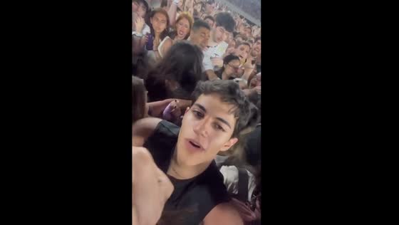 Fan frenzy: Taylor Swift concert sparks stage-front scuffle