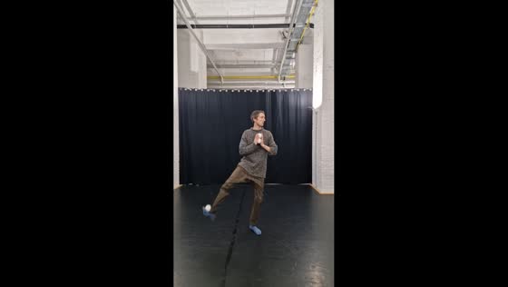 Juggler performs unique balancing act in Berlin, Germany