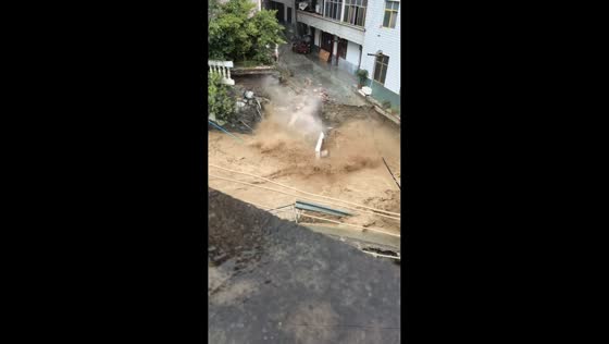 Severe floodwaters erode building foundations in Hubei, China
