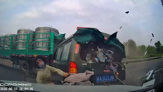 Multi-vehicle collision at intersection injures e-scooter rider in Hebei, China