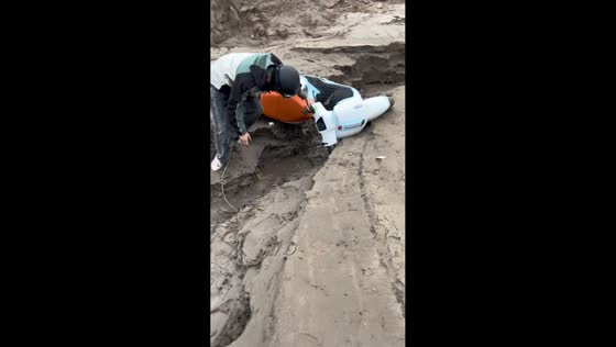 Scooter rider falls attempting to cross stream in Chongqing, China
