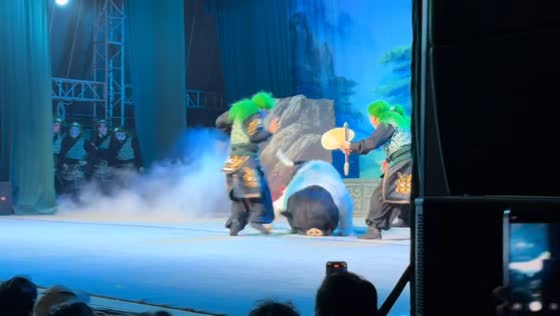 Pig mascot falls during stage performance in Zhejiang, China