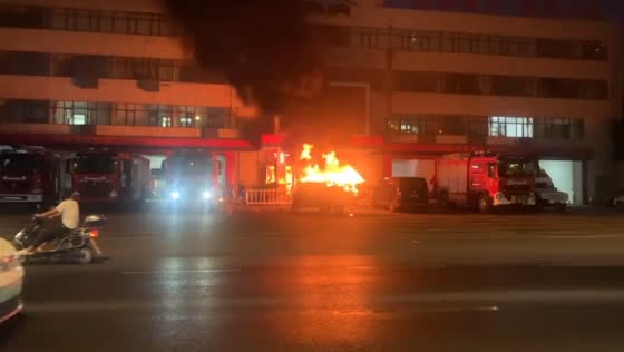 Tricycle on fire rushes to fire station for help in Henan, China