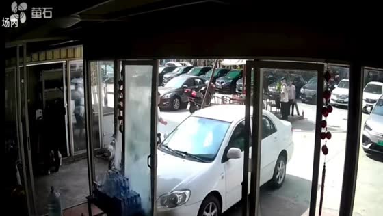 Man narrowly avoids car crashing into store in Guangdong, China