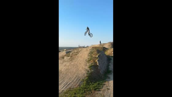 Mountain biker falls while attempting backflip in Beringen, Belgium