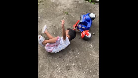 Child falls off toy in Blitar, East Java