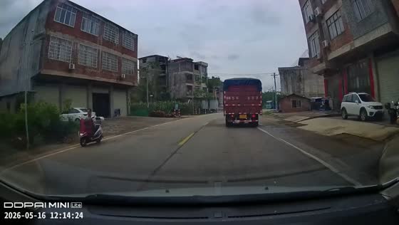 Truck rear-ends car and triggers multi-vehicle crash in Guangxi, China