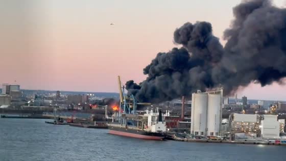 Massive junkyard fire caused by lithium-ion battery in Camden, New Jersey, USA