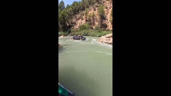 Rafting boat flips after hitting rock as rider jumps onto boulder in Fujian, China