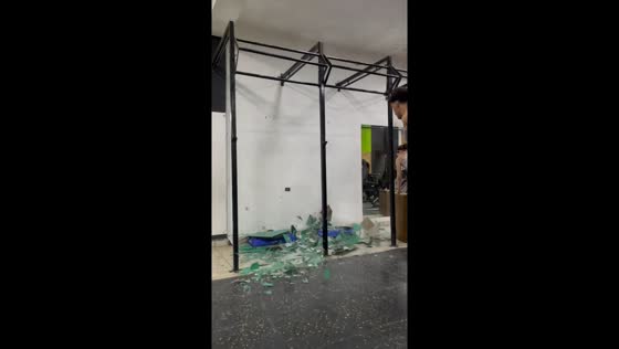 Gym fail: mirror shatters after equipment mishap 
