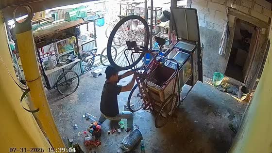 Food cart overturns while being prepared in Sidoarjo, Indonesia