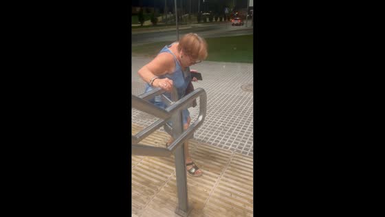 Panicked mom reacts to cockroach in Cádiz, Spain