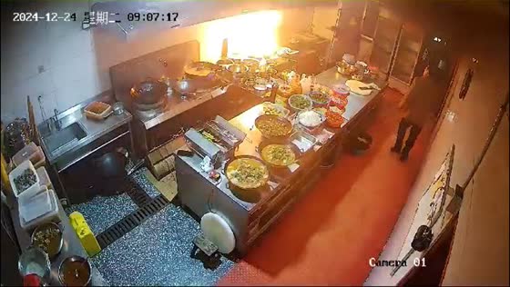 Restaurant kitchen fire caused by overheated oil in Changde, China