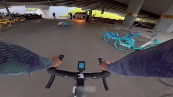 E-bike rider hits a cyclist while turning at an underpass in Beijing, China