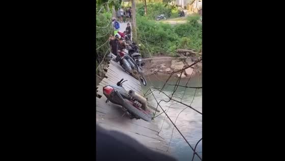 Near disaster at North Morowali's wooden bridge: motorbikes overload nearly causes collapse!