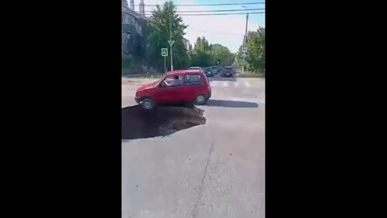 Oka car nearly plunges into giant hole at Uryupinsk intersection