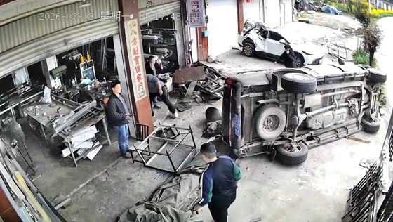 Pickup truck flips after crashing into parked car in Sichuan, China