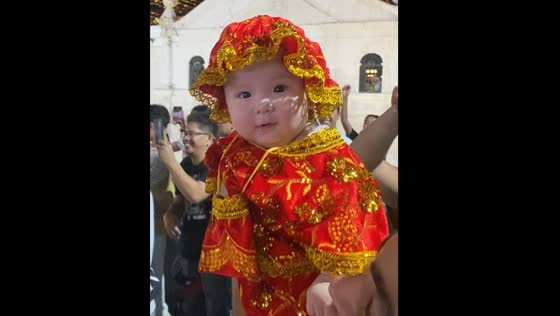 Baby dressed as Santo Niño dances in Cebu City mass