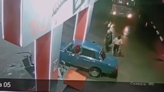 Teenage gang crashes stolen VAZ into gas station in Novosibirsk