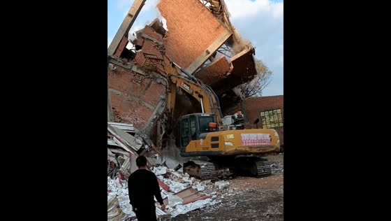 Three-story building collapses near manned tractor in Zhejiang