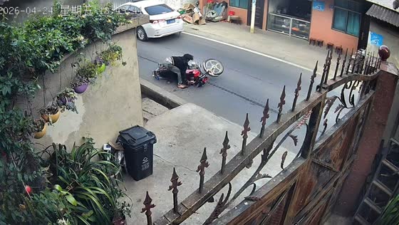 Motorcycle rider falls into canal after collision in Jiangsu, China