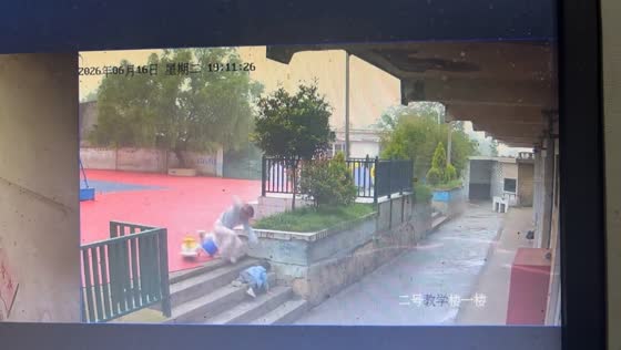 Woman slips while rushing to stop child from going down stairs in Guizhou, China
