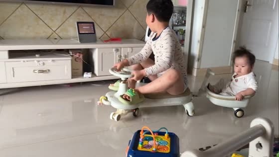 Siblings share adorable scooter ride in Hebei, China
