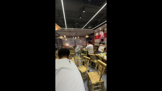Strong winds disrupt restaurant scene in Jiangxi, China