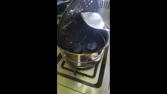 Charred bāozi left in pot mishap in Xinjiang, China