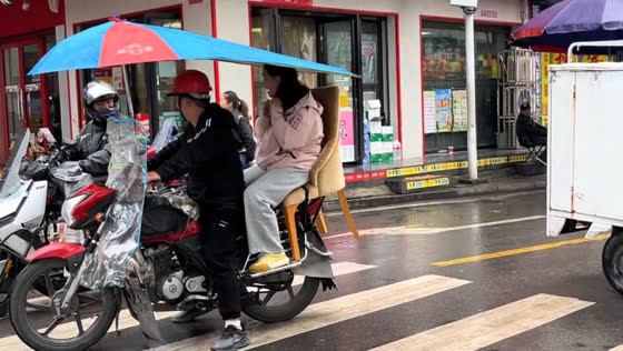 Motorcycle with chair and umbrella draws attention in Hunan, China