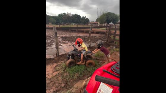 Children play and get muddy in Nova Granada
