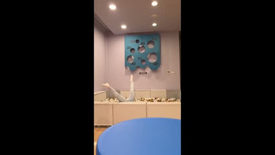 Playtime mishap as niece falls into ball pit in Anhui, China