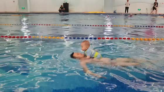 Toddler rejects swim ring during playful pool time in Shaanxi, China