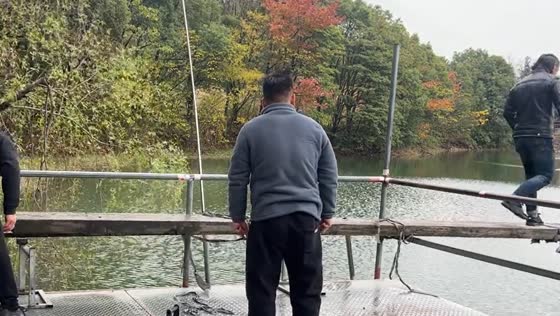 Man falls into water while trying to balance plank in Zhejiang, China