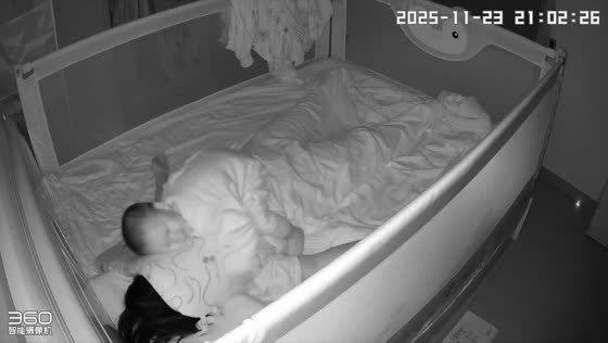 Child adorably smothers mother with pillow in Guangdong, China