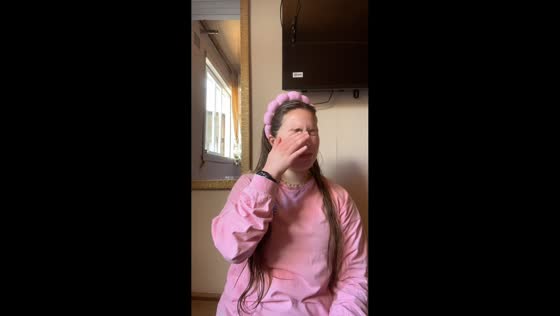 Beauty influencer accidentally hits face with product cap in Puerto Montt, Chile