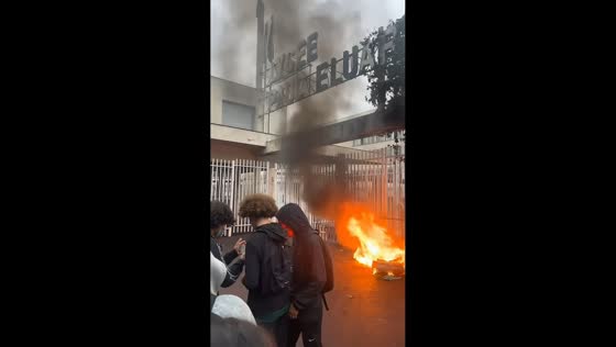 Garbage bins set on fire during high school blockade in Saint-Denis, France