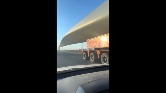 Truck transports massive wind turbine blade in Heilongjiang, China