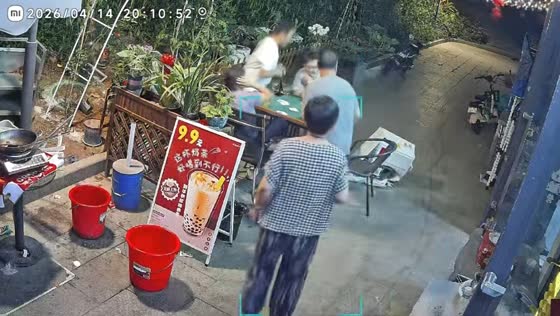 Woman narrowly avoids falling air conditioner unit in Guangdong, China