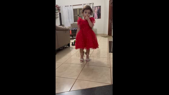 Toddler walks perfectly in mother's heels in Tangará da Serra, Brazil