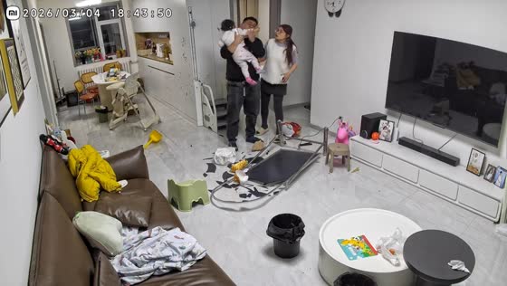 Mirror collapses onto child in Shandong, China