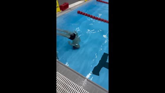 Swimmer hits head during underwater backflip in Henan, China