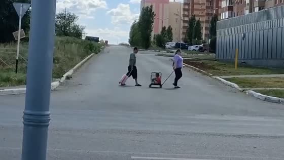Child rides in cage cart in Orenburg after asking for it