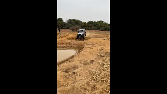 Off-road vehicle fails to cross mud pit in Jiangxi, China