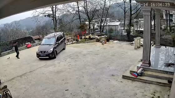 Driver surprised as unmanned car rolls backward in Guizhou, China