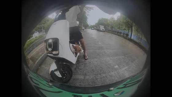 E-scooter rider holding umbrella crashes into parked vehicle in Guangxi, China