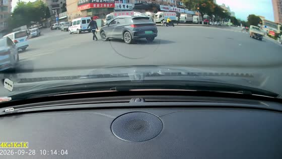 Vehicle collides with pedestrian while turning at intersection in Liaoning, China