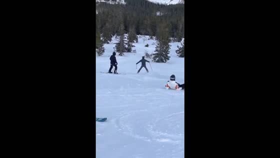 Skier loses control and collides with another person on a hill in Heilongjiang, China